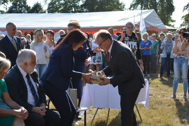 W minioną sobotę (8 września) w Rogalinie świętowano „Polsko – Niemieckie spotkanie na miedzy” oraz Dożynki Gminne 2018. Ceremoniał jak zwykle otworzyła uroczysta msza polowa, którą celebrował ksiądz Roman Tarniowy - proboszcz parafii p.w. św. Michała Archanioła w Świdwinie, przy współudziale kilku innych kapłanów. O oprawę tej podniosłej chwili zadbał chór „Kantata” ze Smardzka. Wśród zgromadzonych nie zabrakło miejscowych dygnitarzy – wójta gminy Świdwin Kazimierza Lechockiego,  Zdzisława Pawelca – świdwińskiego vice starosty, przewodniczącej Rady Gminy Anny Olejniczak, jej zastępcy Doroty Rakowskiej oraz gości z zaprzyjaźnionej gminy Sanitz.  Jak nakazuje tradycja przodków przed ołtarzem stanął szpaler pięknych wieńców i  koszy obfitości, a starostowie dożynek – pani Małgorzata Kalka i pan Aleksander Piątek, wręczyli wójtowi bochen chleba wypieczony z tegorocznych zbóż, polecając by ten podzielił go sprawiedliwie między uczestników spotkania.Następnie wszyscy zgromadzeni wyruszyli wokół placu, w kolorowym korowodzie prowadzonym przez członków zespołu „Dąbrowiacy” z Rusinowa.Każdego roku gminne dożynki to również zmagania sołectw w turnieju „O Szablę Wójta Gminy Świdwin” oraz konkurs na najwspanialsze sołeckie stoisko. Mimo suszy i trudnego lata dla gospodarzy, wszelakiego jadła na minionej biesiadzie nie brakowało. Wyborne pierożki, leczo, zupa sołtysa, pasztet z grzybami czy ciasto z galaretką i owocami, to tylko kilka propozycji z długiej listy oferowanych smakołyków. Każdy z przybyłych mógł kosztować do woli, a drobnym datkiem wesprzeć szczytny cel wybrany przez dane sołectwo.Najmłodsi również nie mogli narzekać tego dnia na nudę. Wspaniałe trampoliny, dmuchane zamki, obfitość waty cukrowej oraz stanowisko do malowania buziek i ozdabiania ciała brokatowymi tatuażami cieszyły się wielkim zainteresowaniem dzieci.O dobrą zabawę zadbały lokalne zespoły ludowe „Dąbrowiacy” i „Barwinok” z Rusinowa oraz dziecięca grupa „Jagody” z Bierzwnicy. Wieczór zakończyła zabawa taneczna trwająca do późnego wieczora.