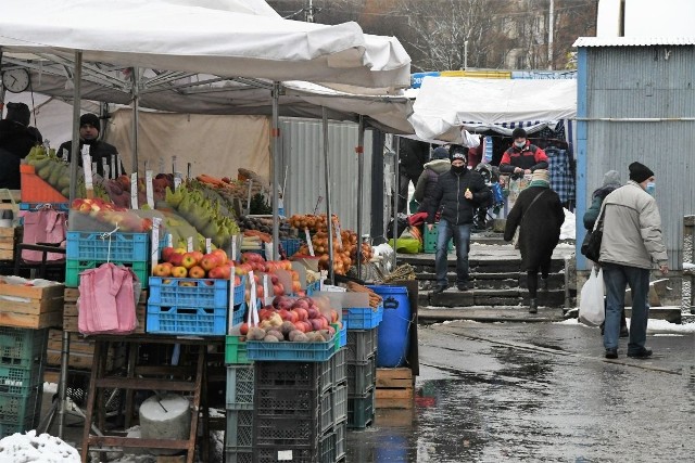 Ceny na kieleckich bazarach ostatni lekko rosną. W piątek 29 stycznia bardzo drogie był na przykład kalafiory, ogórki czy winogrona. Drożeje też pietruszka czy seler. Na szczęście są też owoce i warzywa, które nieco tanieją.Na kolejnych slajdach zobaczcie ceny najpopularniejszych owoców i warzyw na kieleckich bazarach w piątek 29 stycznia 