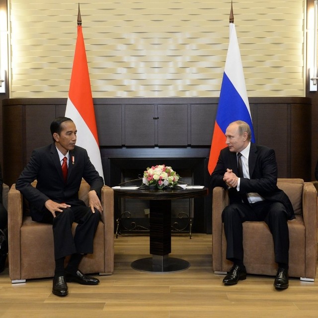 Kreml informuje, że Putin przyjął zaproszenie prezydenta Indonezji na szczyt G20.