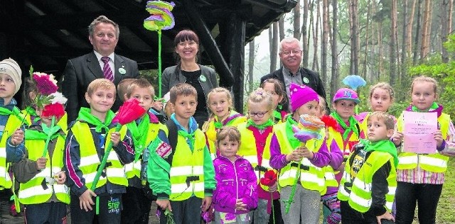 Pierwszaki z Michałowa - choć są w szkole dopiero pierwszy rok - biorą udział w wielu imprezach. Na zdjęciu: z dyplomem za udział w Rajdzie Smerfów 2014.