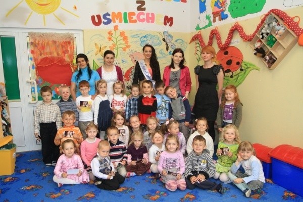 Magda Brojewska z przedszkolakami oraz ich opiekunkami: Izą...
