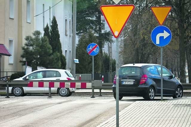 Zamknięty wyjazd w ul. Lelewela od strony ul. Kamiennej irytuje mieszkańców. W tym miejscu Kamiennej prędkość ograniczona jest do 50 km/h.