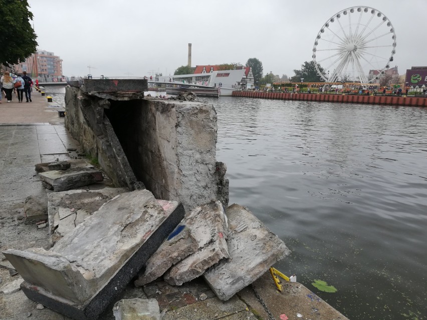 Zniszczony murek przy nabrzeżu Motławy w Gdańsku. Tu właśnie...