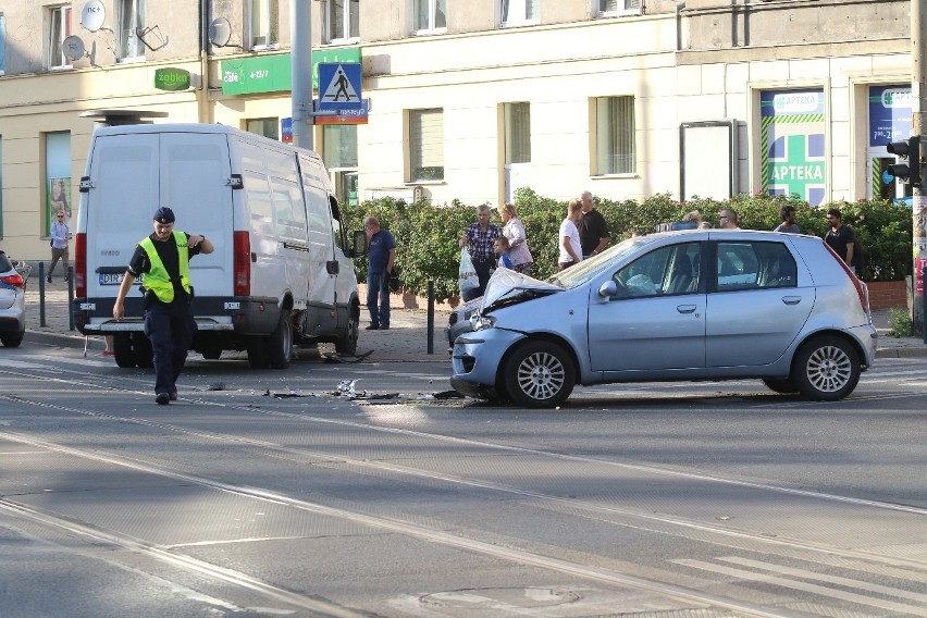 Wypadek na Ołbinie. Zderzenie na środku skrzyżowania (ZDJĘCIA)