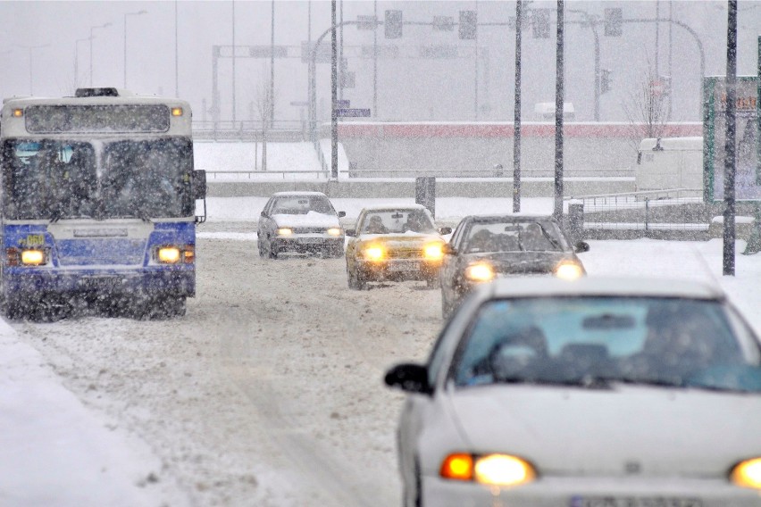 W Krakowie spodziewają się pierwszego śniegu. W gotowości są 252 pojazdy, zgromadzono 12700 ton soli. Czy zima nie zaskoczy drogowców?