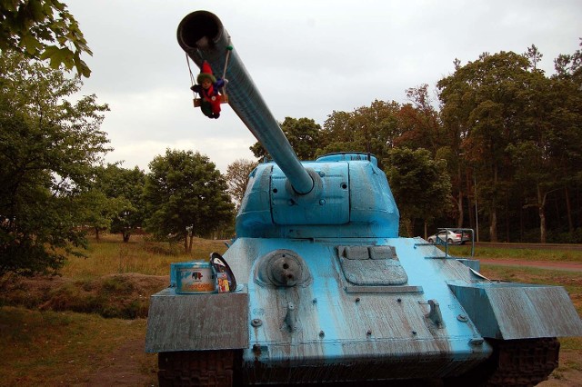 Nieznany sprawca pomalował w nocy czołg T-34 stojący przed szczecineckim bunkrem.