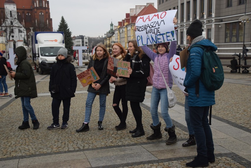 Młodzieżowy Strajk Klimatyczny zamiast Black Friday. Młodzi uciekli ze szkoły by strajkować dla Ziemi (ZDJĘCIA)