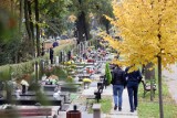 Co z 1 listopada? Premier Morawiecki: Decyzję o cmentarzach zostawiamy na przyszły tydzień 