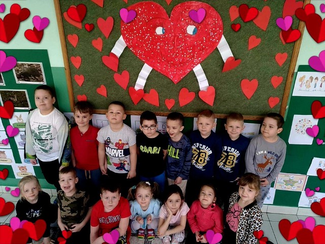 Walentynki stały się  okazją do podjęcia wspólnych aktywności. Dzieci 5 i 6 - letnie malując wielkie serce miały okazję porozmawiać o sile uśmiechu, emocjach i wspólnym spędzaniu czasu.