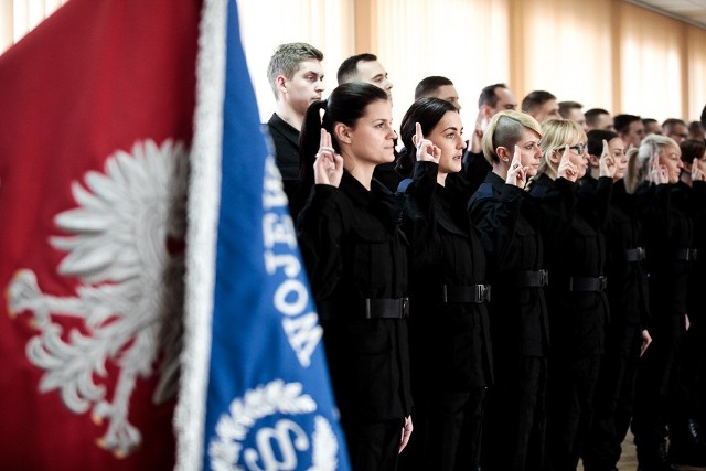Nowi funkcjonariusze złożyli we wtorek uroczystą przysięgę w Komendzie Wojewódzkiej Policji w Bydgoszczy.Szeregi kujawsko-pomorskiej policji zasiliło 45 funkcjonariuszy, wśród których jest osiem kobiet.