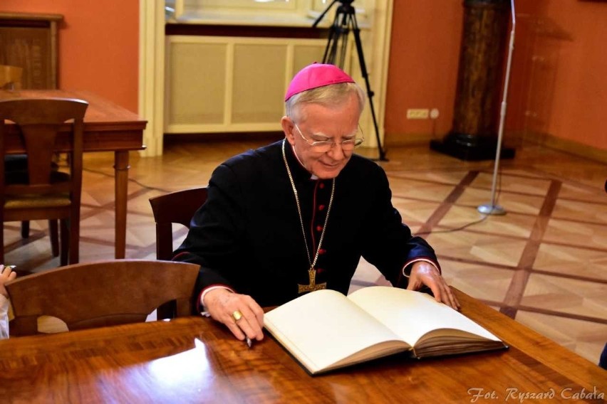 Zielonki. 52-osobowa delegacja w strojach ludowych odwiedziła arcybiskupa Marka Jędraszewskiego