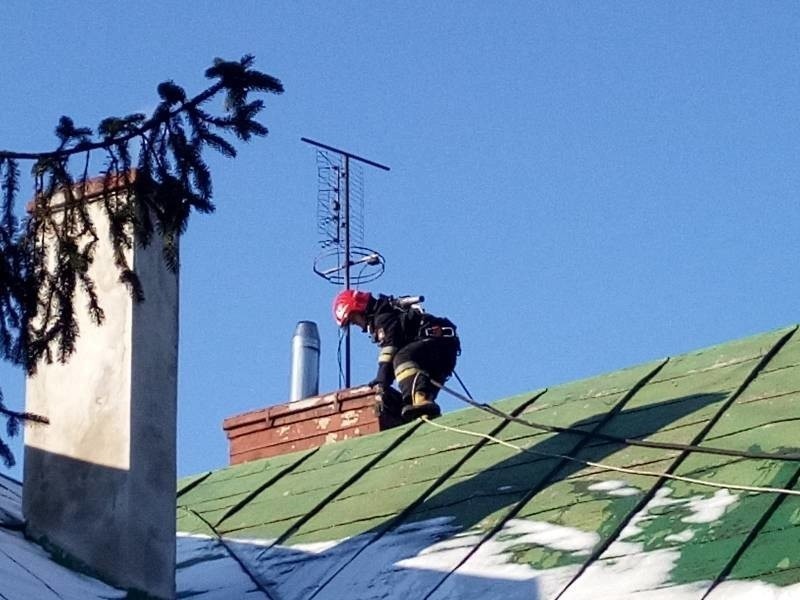 Nowy Sącz. Strażacy uratowali dom. Znów zapaliła się sadza w kominie [ZDJĘCIA]