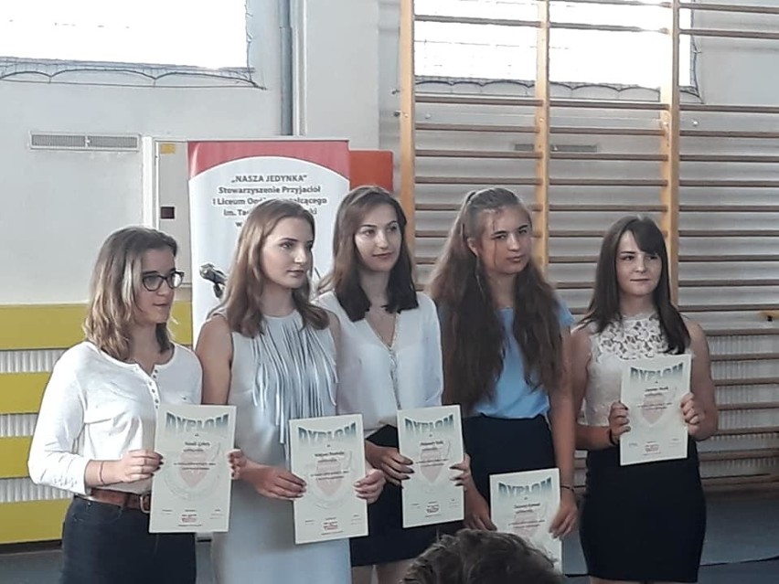 Uroczyste i pełne nagród zakończenie roku szkolnego w I Liceum Ogólnokształcącym w Starachowicach (ZDJĘCIA)