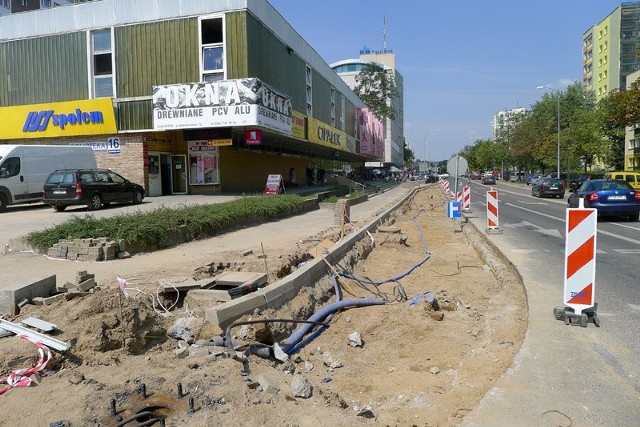 Parking przed sklepem Opałek wpisał się przez lata w charakter tej części ul. Skłodowskiej. Mieszkańcy przyzwyczaili się, że zawsze jest tu mnóstwo samochodów, a na schodach można spotkać przekupki z wiejskimi jajkami, czy mlekiem w butelkach po napojach chłodzących.