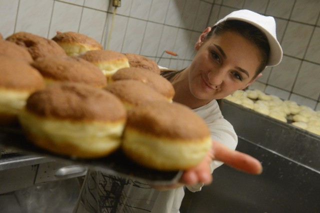 08.02.2018. zielona gora ul dabrowskiego piekarnia rema tlusty czwartek paczek paczki fot. mariusz kapala / gazeta lubuska / polska press