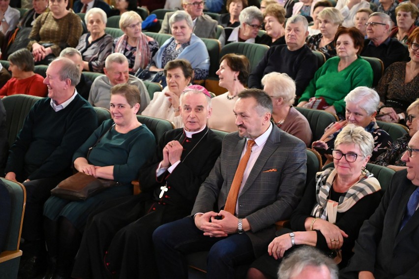 Powiatowy Dzień Babci i Dziadka Osób Starszych i Samotnych z biskupem Marianem Florczykiem odbył się w Wojewódzkim Domu Kultury w Kielcach