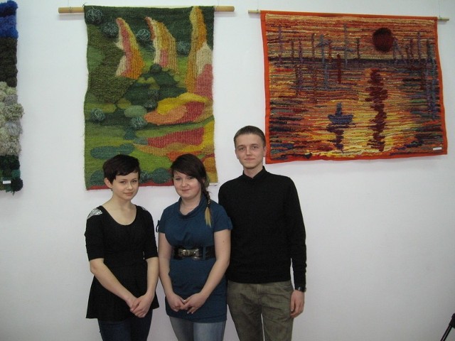 - Zuzanna Zakrzewska,( w środku), Weronika Banasińska i Piotr Skorupa zajęli V miejsce w V Makroregionalnym Przeglądzie Prac z Rysunku, Malarstwa i rzeźby w Olsztynie.