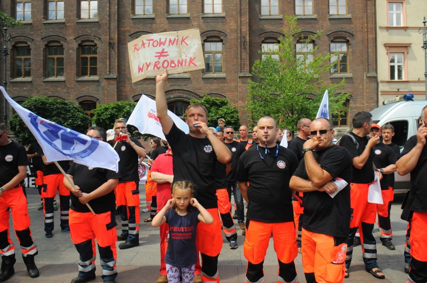 Kraków. Głośny protest ratowników medycznych