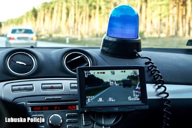 W terenie zabudowanym jechał ponad 100 km/h z przyczepą kampingową