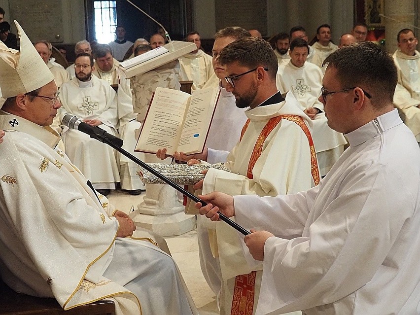 Kardynał Grzegorz Ryś wyświęcił 6 kleryków na diakonów. Zobacz, jak wyglądała uroczystość w łódzkiej Bazylice Archikatedralnej ZDJĘCIA!