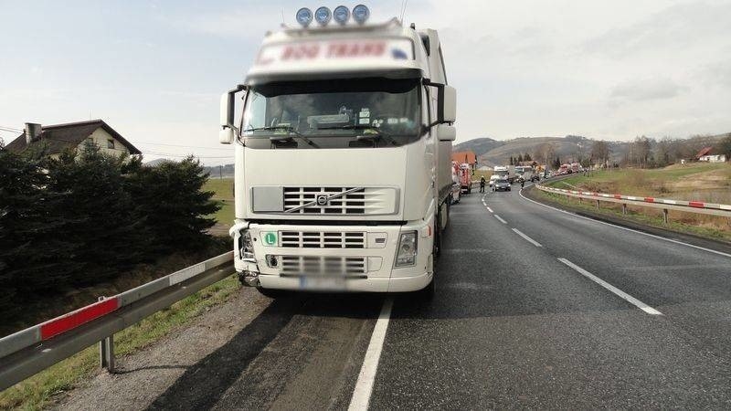 Wypadek na krajówce: fiat punto zderzył się z ciężarowym volvo