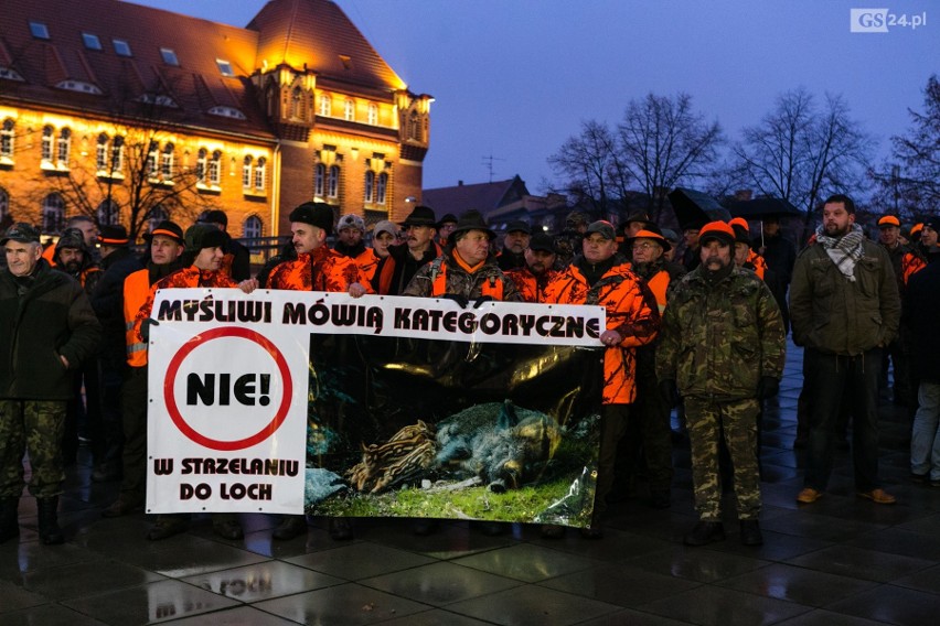 Szczecinianie protestują przeciw odstrzałowi dzików. "To barbarzyńskie rozporządzenie!" [ZDJĘCIA, WIDEO]