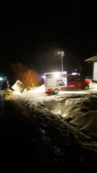 Mogilno wypadek. Bus kursowy wylądował w rowie. Osiem osób uwięzionych w środku pojazdu