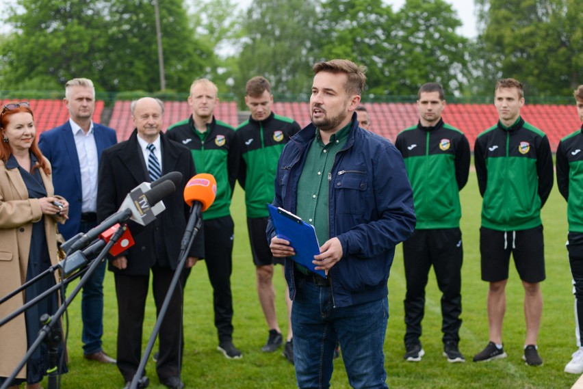 Modernizacja stadionu w Starachowicach, podpisano umowę z wykonawcą. Koszt inwestycji to prawie 29 milionów złotych. Zobacz zdjęcia 