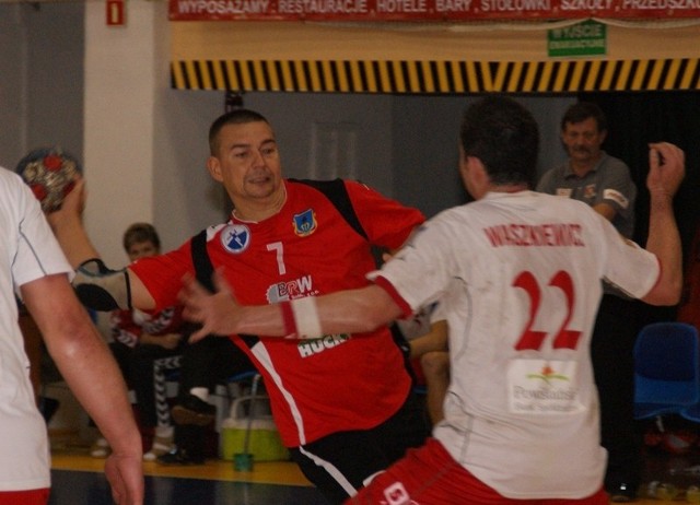 MMTS - Stal Mielec 1. meczPilkarze reczni Stali Mielec (czerwone koszulki) przegrali 1. mecz o brązowy medal MP z MMTS w Kwidzynie 36-41.