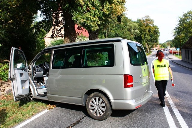 Kierowca skradzionego busa uciekał pieszo przez zarośla