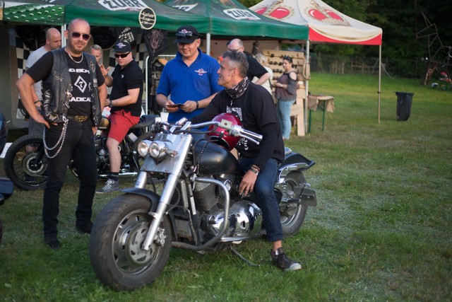 Przez całą sobotę w Dolinie Charlotty trwał CUSTOM MOTO FEST. W zamierzeniach organizatorów przedsięwzięcie ma łączyć w sobie elementy zlotu, festiwalu, wystawy, a nawet targów. Były także inne atrakcje: finał wyborów MISS PIN-UP, koncert zespołu BeMy, a sobotni dzień festiwalu zakończył koncert grupy Dr Misio. Zobacz także: Rozpoczął się Custom Moto Fest [ZDJĘCIA, WIDEO]Zobacz także wideo: CUSTOM MOTO FEST w Dolinie Charlotty [DZIEŃ DRUGI]