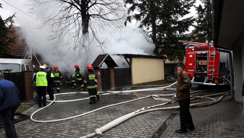 Pożar domu przy Poniatowskiego w Nowym Sączu. Siedem straży walczy z ogniem[ZDJECIA, WIDEO]