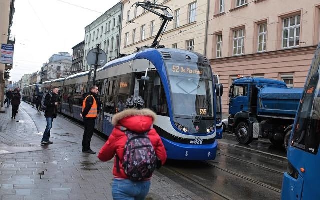 By dotrzeć w pobliże Akademii Wychowania Fizycznego, należy...