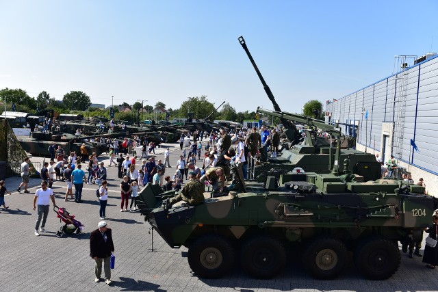 Podczas Dnia Otwartego będzie można oglądać wystawę Sił Zbrojnych. Na kolejnych zdjęciach zobacz, jakie pojazdy dla zwiedzających przygotuje polska armia i Polska Grupa Zbrojeniowa oraz jakie śmigłowce będą startować z Targów Kielce.