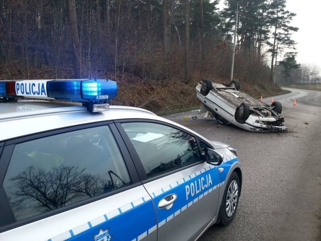 Na miejscu kraksy opla. Nietrzeźwy kierowca wozu trafił do szpitala