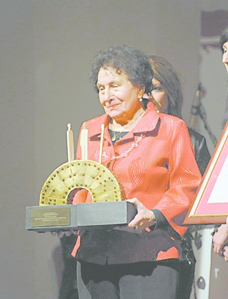 Prof. Dorota Simonides odebrała nagrodę w imieniu chorego Tadeusza Mazowieckiego