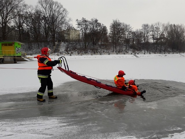 W dniach 9, 10 i 11 stycznia na terenie zbiornika wodnego Zadębie w Skierniewicach przeprowadzono ćwiczenia w zakresie ratownictwa wodno-lodowego.