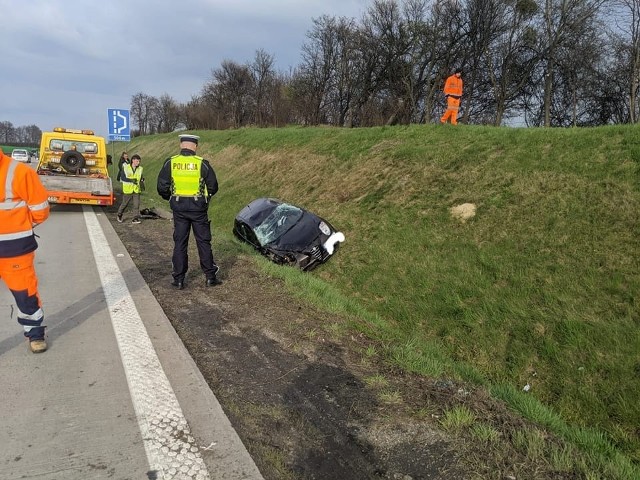 Samochód dachował na 140. km autostrady A4, między węzłami Kąty Wrocławskie a Pietrzykowice. Zdjęcie z miejsca zdarzenia.