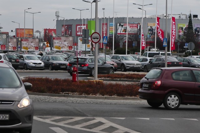 Jak czynne będą markety w grudniu? Rząd zmienia przepisy z dnia na dzień, także te dotyczące pracy sklepów.Już wiadomo, że 6, 13 i 20 grudnia będą niedziele handlowe. Przed świętami Bożego Narodzenia i sylwestrem tradycyjnie ruch w sklepach będzie ogromny, zatem największe sieci zmieniły godziny otwarcia marketów.Zobacz na kolejnych slajdach jak w grudniu będą pracowały najpopularniejsze markety - posługuj się myszką, klawiszami strzałek na klawiaturze lub gestami