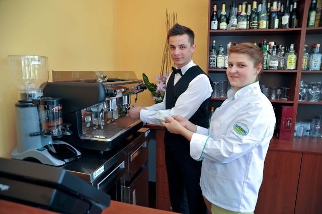 Taki ekspres mają w swoim wyposażeniu dobre restauracje. Teraz, dzięki unijnemu projektowi, jest także w białostockim gastronomiku. &#8211; O wiele fajniej pracuje się na nowoczesnym sprzęcie &#8211; mówi Paweł Troszczyński, jeden z uczniów (na zdjęciu razem z koleżanką Izą Lenczewską).