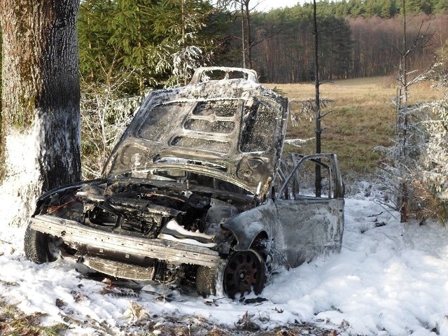 BMW stanęło w płomieniach, ale na szczęście kierowcy nic się nie stało.