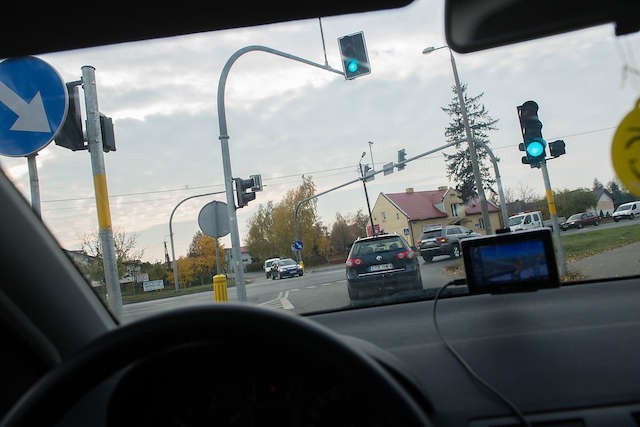 Zdaniem naszego Czytelnika sygnalizacja na skrzyżowaniu w Brzozówce pod Toruniem jest źle ustawiona