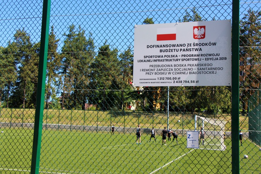 Nowe boisko w Czarnej Białostockiej otwarte. Młodzi piłkarze mogą już z niego korzystać (zdjęcia)