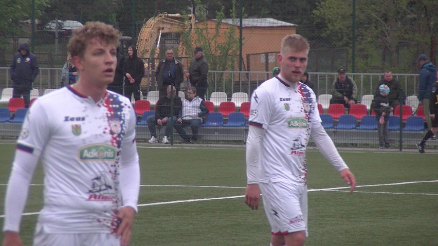 Krystian Klawikowski (z prawej) zdobył drugiego gola dla...