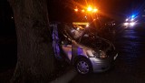 Tragiczny wypadek pod Wrocławiem. Samochód uderzył w drzewo. Zginęła 20-letnia pasażerka 