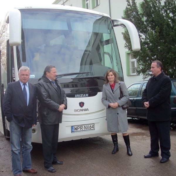 Kierowcy testowali scanię do poniedziałku. W piątek przyjechali autobusem na parking przy Urzędzie Miasta, aby radni, którzy obradowali, mogli obejrzeć auto.