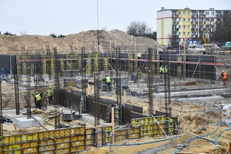 Nabierają tempa prace przy budowie nowego basenu na...