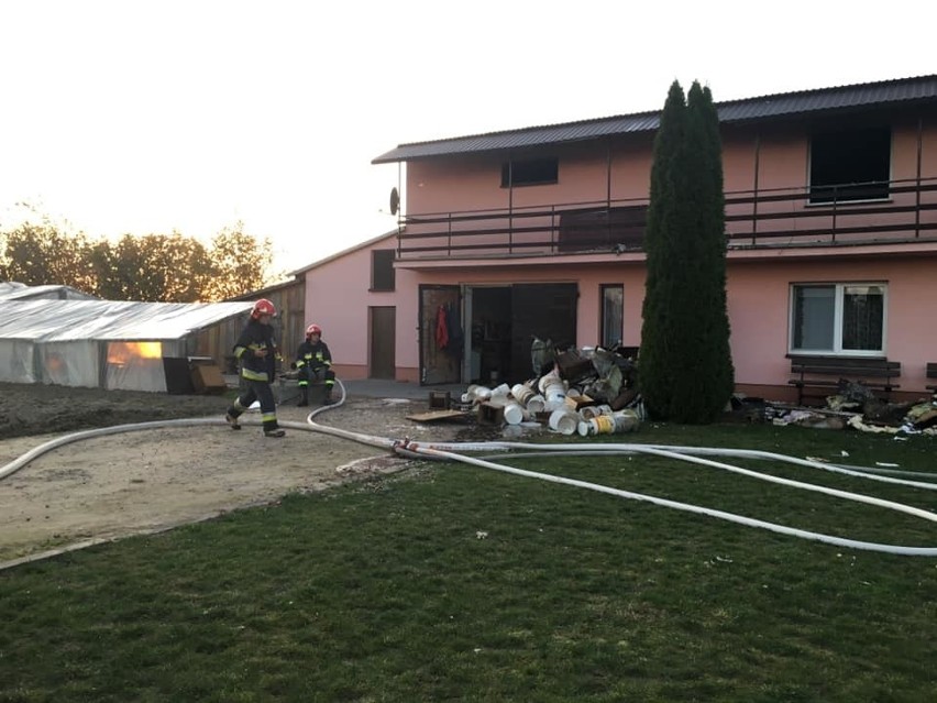 Zambrów: Pożar budynku mieszkalnego. Strażacy musieli wynieść butlę gazową [ZDJĘCIA]
