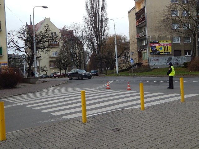 Ruchem na skrzyżowaniu kierują strażnicy miejscy.