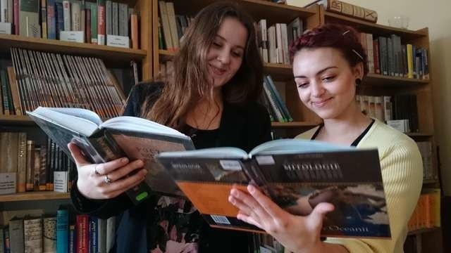 Biblioteka to w każdej szkole bardzo ważne miejsce. Na zdjęciu uczennice klasy II F I LO w Toruniu Katarzyna Olszewska i Kornela Głowacka